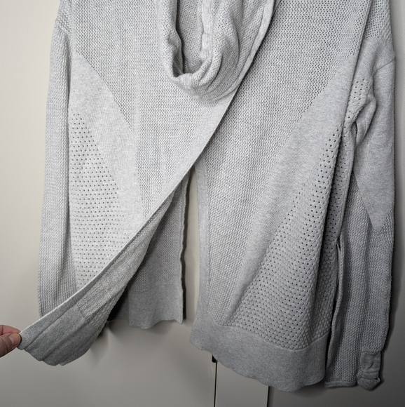 Lululemon Still Movement Wrap Light Gray sz 10 - Picture 11 of 11